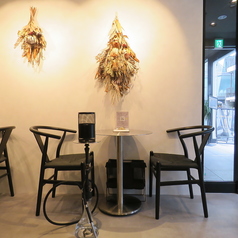 ゆったりとくつろげる、2名様用のテーブル席をご用意しております。程よい距離感と落ち着いた照明が、静かな会話や深いリラックスタイムにぴったり。シーシャをシェアしながら、香りに包まれる穏やかなひとときをお楽しみいただけます。デートやご友人との語らいに、ぜひご利用ください。