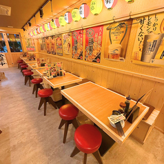 会社帰りの一杯や仲間内での飲み会にぴったりな使い勝手の良い4名テーブル。落ち着いた雰囲気で、友人同士の集まりや仕事終わりのサク飲みに最適。料理を囲みながら会話が弾む、気軽さと居心地の良さが魅力のお席です。