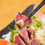 【日戻り鰹のわら焼き】注文が入ってから焼きあげる、土佐伝統のわら焼きで風味豊かな贅沢な一品を…