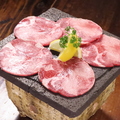 料理メニュー写真 牛タン溶岩焼