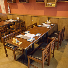 テーブル席は2名様/4名様/10名様でご用意。人数に合わせてご案内しますので、仕事帰りのチョイ飲みから宴会まで、幅広いシーンでご利用いただけます◎