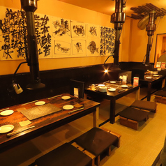 【お座敷6席×1】このお店には6人用テーブルが1つあり、女子会や家族との食事に最適です。落ち着いた雰囲気とお洒落なインテリアが心を和ませ、リラックスした環境で美味しい料理を楽しめます★特別なひとときをぜひ体験してください！