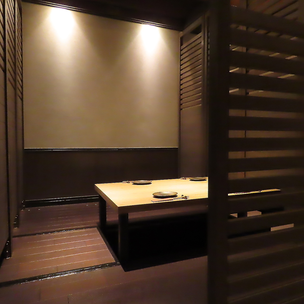 仕切りのある半個室のお席は快適なプライベート空間なのでデートにもおすすめ☆素敵なひと時をぜひ♪