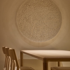 左官の塗り壁で上質な雰囲気を愉しめます。個室は接待などにも利用可能。