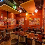 提灯が連なるお祭りのような明るい雰囲気の店内です♪貸切もお気軽にお問い合わせください♪