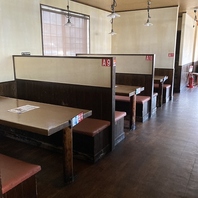 女子会や仕事帰りの一杯など使い勝手抜群なテーブル席