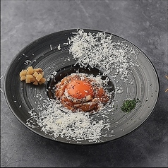 サーモンの燻製カルボナーラユッケ