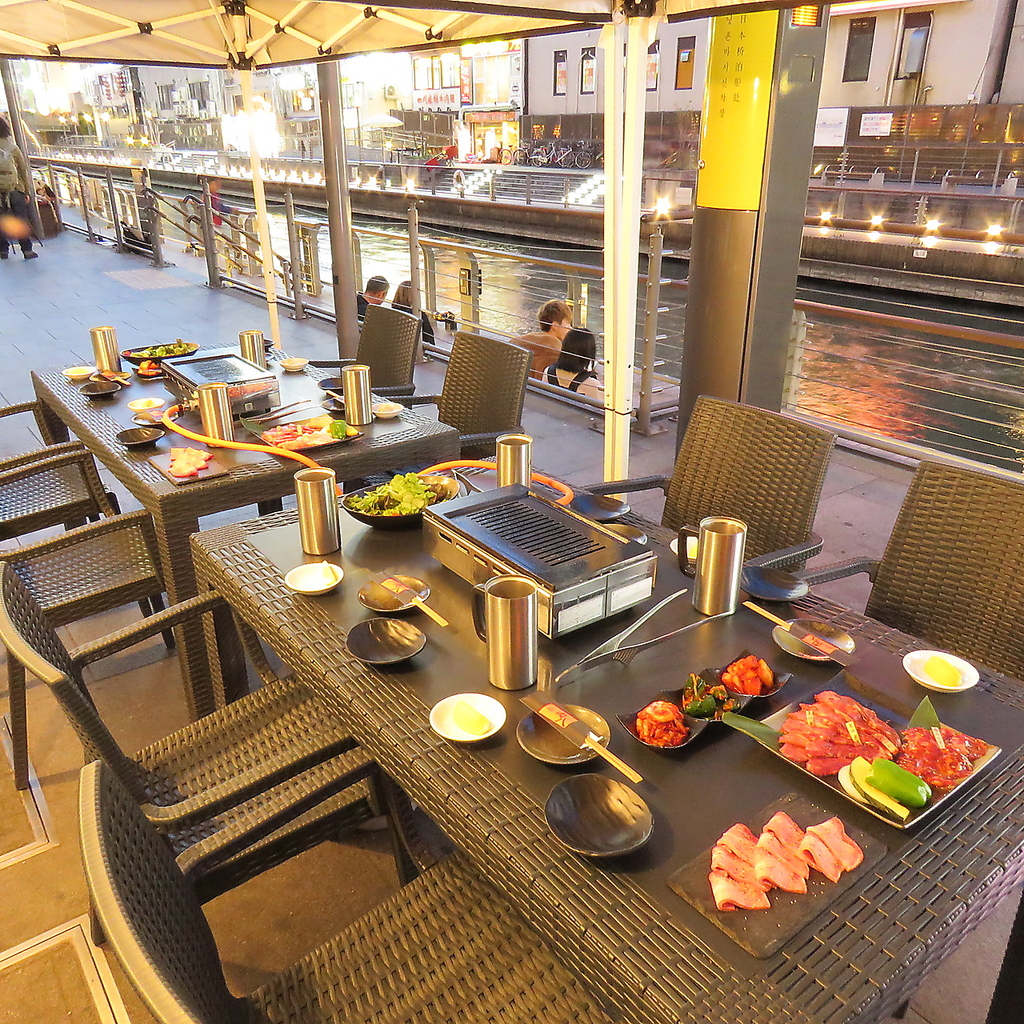 提灯が灯る道頓堀川沿いの景観を眺めつつ焼肉を楽しめる名店。