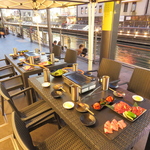 提灯が灯る道頓堀川沿いの景観を眺めつつ焼肉を楽しめる名店。