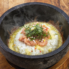 焦がしチーズとたっぷりたらこの石焼ご飯