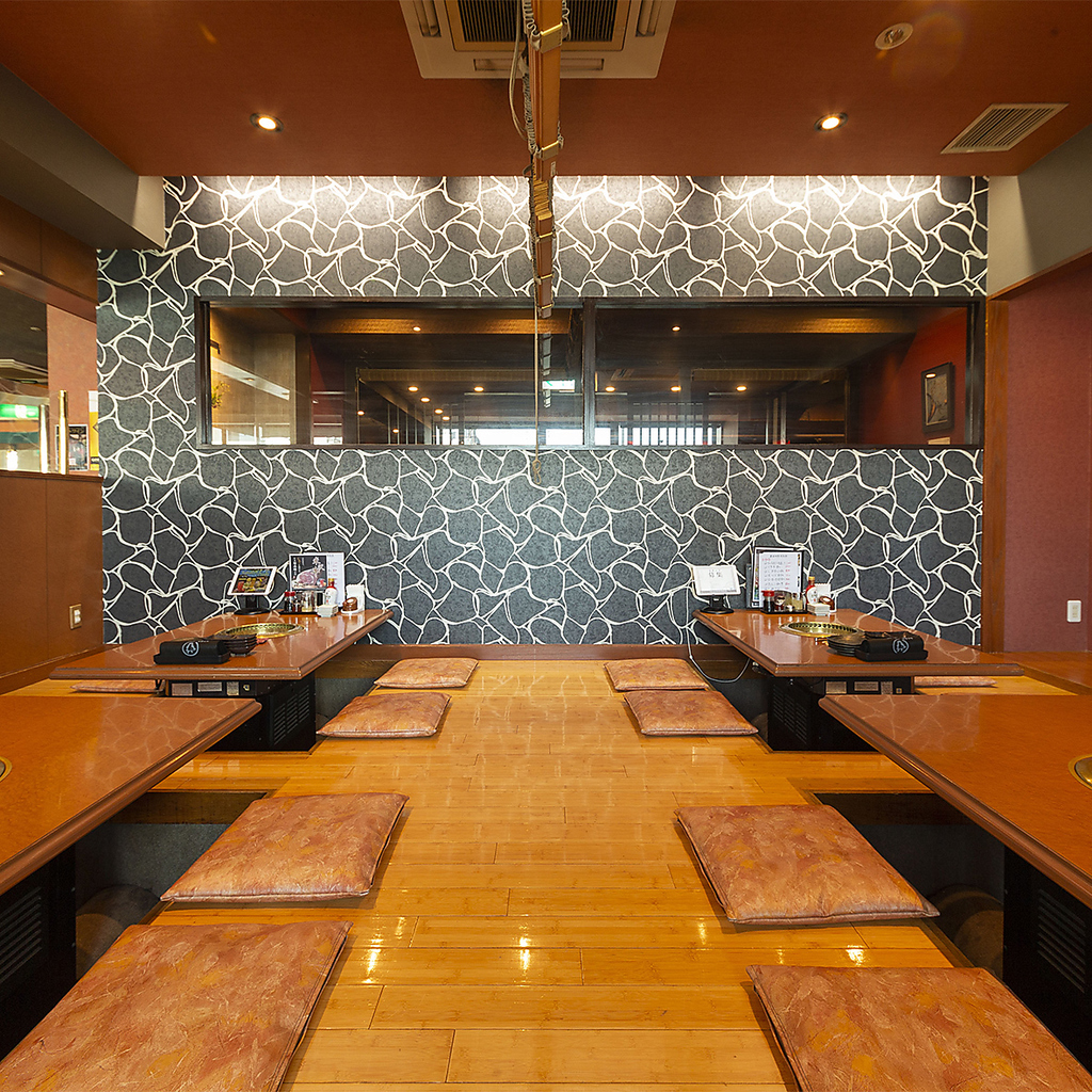 掘りごたつ式座敷でゆっくり宴会可能！法事や親戚などの集まりにも利用できる半個室あり！ご相談を