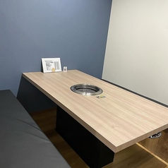 6名掛けの半個室席です。