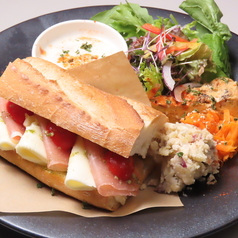 トマトと生ハムとアボカドのカプレーゼ風サラダ