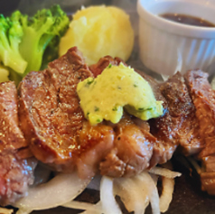 ステーキとガーリックローストで贅沢なランチタイム