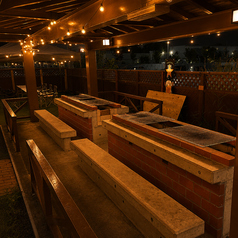 【最大50名様まで!テラス貸切で大型BBQ★】会社宴会や大規模な打ち上げに!開放感抜群のテラス席は最大50名様までご利用可能です。13名様以上の貸切なら、他のお客様を気にせず盛り上がれます♪屋根付きで雨天決行でき、当日の天候によるキャンセル規定も柔軟に対応◎幹事様も安心のビアガーデンです!