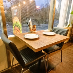 2名掛けのテーブル席はデートにもぴったり◎大切な方とごゆっくりお食事をお楽しみください！