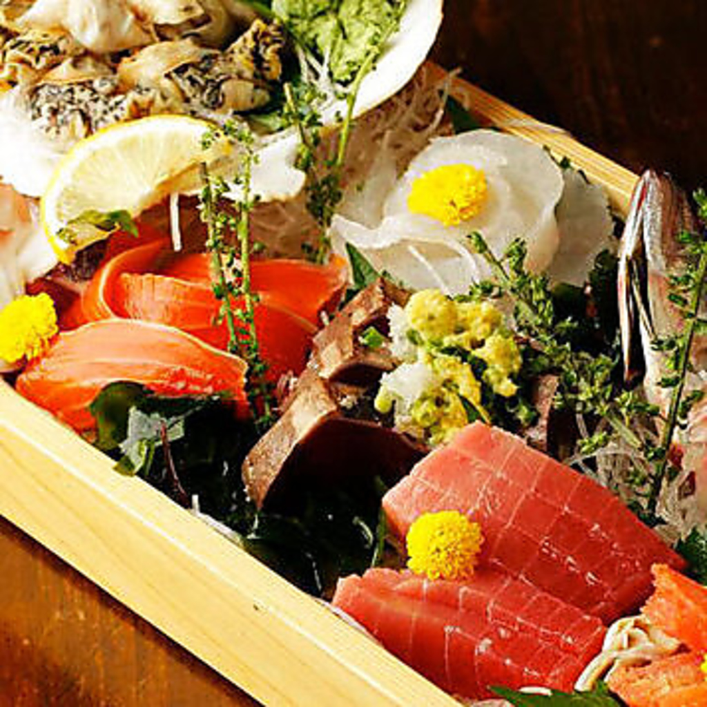 鮮魚の華やかな刺し盛や、大きくふっくらとした焼き魚・風味豊かな煮魚など海鮮料理もあわせてどうぞ