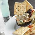 料理メニュー写真 サーモンとアボカドのタルタルクラッカー添え