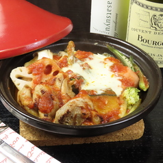 野菜も肉もふっくらジューシー！蒸気で仕上げる本格タジン鍋を、心ゆくまでお楽しみください♪の写真