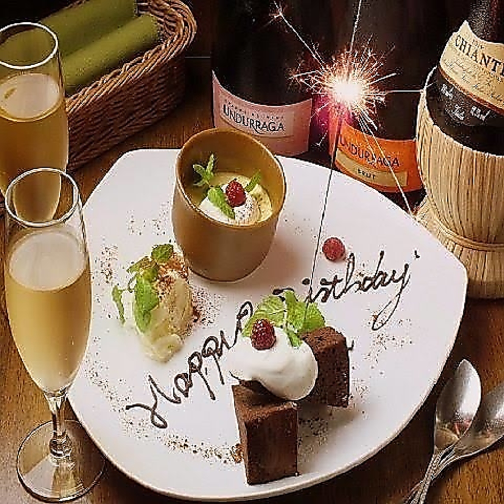 誕生日はサプライスも！自家製デザートプレートにお好みのメッセージや名前を入れることができます◎