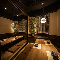 【10～12名様向け完全個室】大人数でまったり！掘りごたつタイプのお席は足をおろしてゆったりおくつろぎ頂けます！お得な飲み放題付宴会コースはリーズナブルなコースから豪華内容のコースまで様々なシーンに合わせて豊富にご用意しております。各種ご宴会に◎ご予約・ご相談もお気軽にお問い合わせくださいませ。