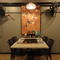 4名様用のテーブル席を2つご用意しています。これらのテーブルは、友人や家族とゆったりと食事を楽しむのにぴったりです。温かみのある木のテーブルは、アットホームな雰囲気を演出し、リラックスしたひとときを提供します。大人数での利用にも対応できるので、ぜひご利用ください。