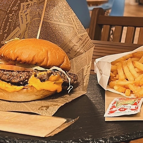 River Front o[tg Cafe & Bar