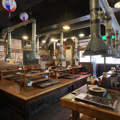 テーブル席をご用意しております。テーブルはつなげることも可能なため、大人数にも対応可能です◎飲み会や宴会・仲間内の集まりにもおすすめです！