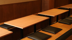 広々としたお座敷は10席完備。足を伸ばして寛げる掘りごたつ式で、ご年配の方も安心です。地元のお集まりやカジュアルな会食に最適。親しい仲間と顔を突き合わせて、心行くまで語り合える一体感のある空間です