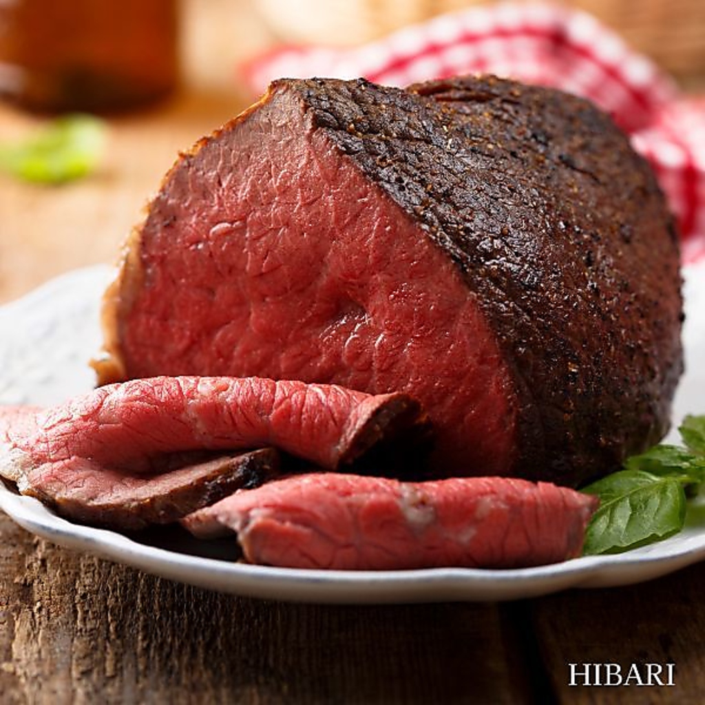 贅沢な北海道産牛のローストビーフは、自家製スパイスと徹底した温度管理で仕上げた人気の逸品です！