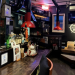 富良野和牛の超レアな味覚と炭火の香りが食欲を刺激する焼肉宴会。重厚な木製カウンターで贅沢を。