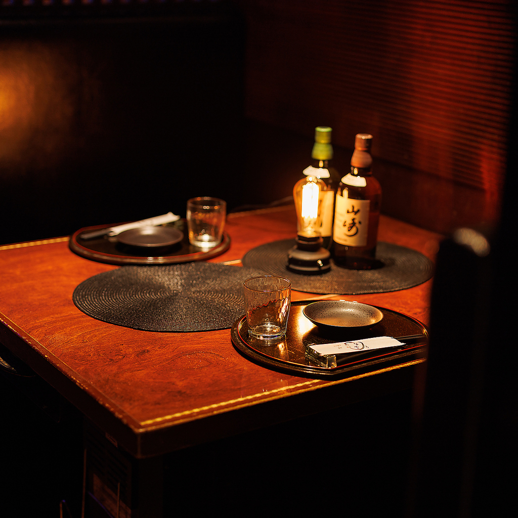 【小人数テーブル】 光と影が織り成す上質空間