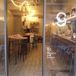 お店の外からも明るい店内を垣間見る事が出来ますので安心して入店頂けます。お気軽にお越しください