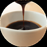 厳選された野菜をじっくり煮込んで作りました！九州をメインに展開するお好み焼き専門店ならではの、やや甘めで奥深い味わいソースです。座席では「特製ソース」と「甘口ソース」が選べるので、お好みのソースを選んでお召し上がりください。