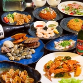 2時間飲み放題付きコースをご用意しております。新鮮素材の数々の料理とお好きなドリンクを自由にお楽しみいただけますので、宴会やパーティーなどに最適！店内は明るく開放的な雰囲気で、ゆったりとしたテーブル席や、グループに最適な個室も完備しています。お友達やご家族と楽しいひとときを過ごすのに最適な空間です。