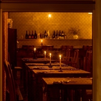 アンティークな扉の先に広がる隠れ家的な非日常空間◎