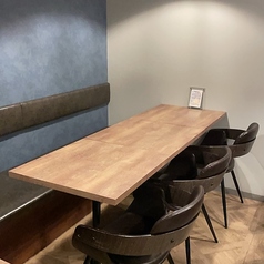 テーブル席は4名掛け、6名掛けそれぞれ1席ずつご用意しております。宴会利用にも◎