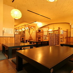 どなたにもゆったりと過ごしやすい掘りごたつのお座敷席が人気です。各種ご宴会にぜひご利用ください