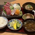 日曜限定定食(写真はお刺身定食)　お刺身定食、唐揚げ定食、もつ煮込み定食、その他１種類は毎週替わる限定定食！1,628円（税込）