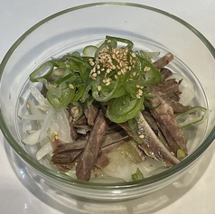 タン先細切りとオニオンスライス