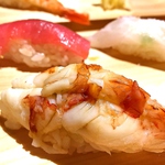 『カウンターの鮨屋は高い』というイメージを払拭。おまかせ握り盛合せ(五貫)1500円(税込)