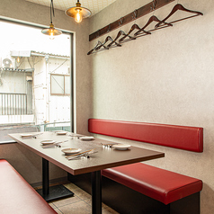 プライベート感あふれる半個室席で、落ち着いて会話を楽しむ贅沢なひとときをどうぞ。会食や記念日など特別なお食事にぴったりで、美味しい料理が心を満たします。