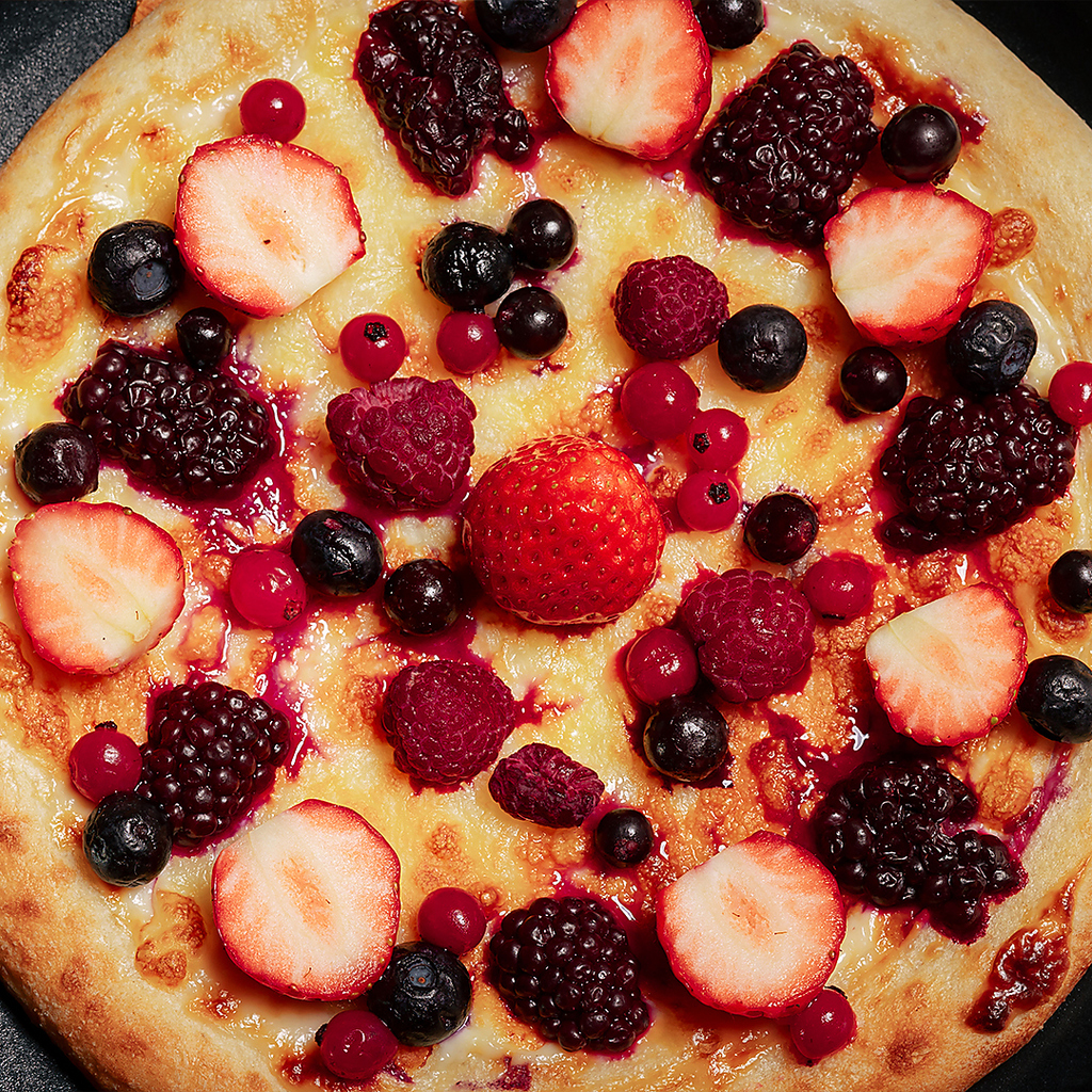 いちごとベリーのピッツァなど、彩り豊かな料理の数々は、写真を撮りたくなる可愛さも