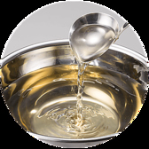 どんどん亭の隠れたスター商品である焼きそばともんじゃ焼きには、長崎県産のあご出汁を使用しています。素材本来の旨みを引き出すための重要な材料の一つで、お肉と野菜の旨みに、魚介系のあご出汁の風味も加わることで、コクと奥行きのある味わいに変化します。