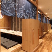 【自慢の個室座敷】海老名駅より徒歩1分の好立地♪お座敷の個室をご用意♪靴を脱いでゆったりと…【掘りごたつのお座敷◆最大56名様貸切可能】大人数の打ち上げや会社宴会、同窓会、お子様連れの宴会やにもおすすめです。仕切りで移動できますので、ご人数に合わせて10名様程度～個室としての利用もOKです。