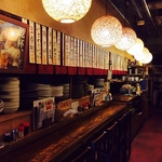 深夜4時まで営業。風情漂うカウンター席に気軽に掛けて、飲み終わりの〆の蕎麦などいかがでしょうか