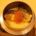 料理メニュー写真&nbsp;鮭といくらの釜飯