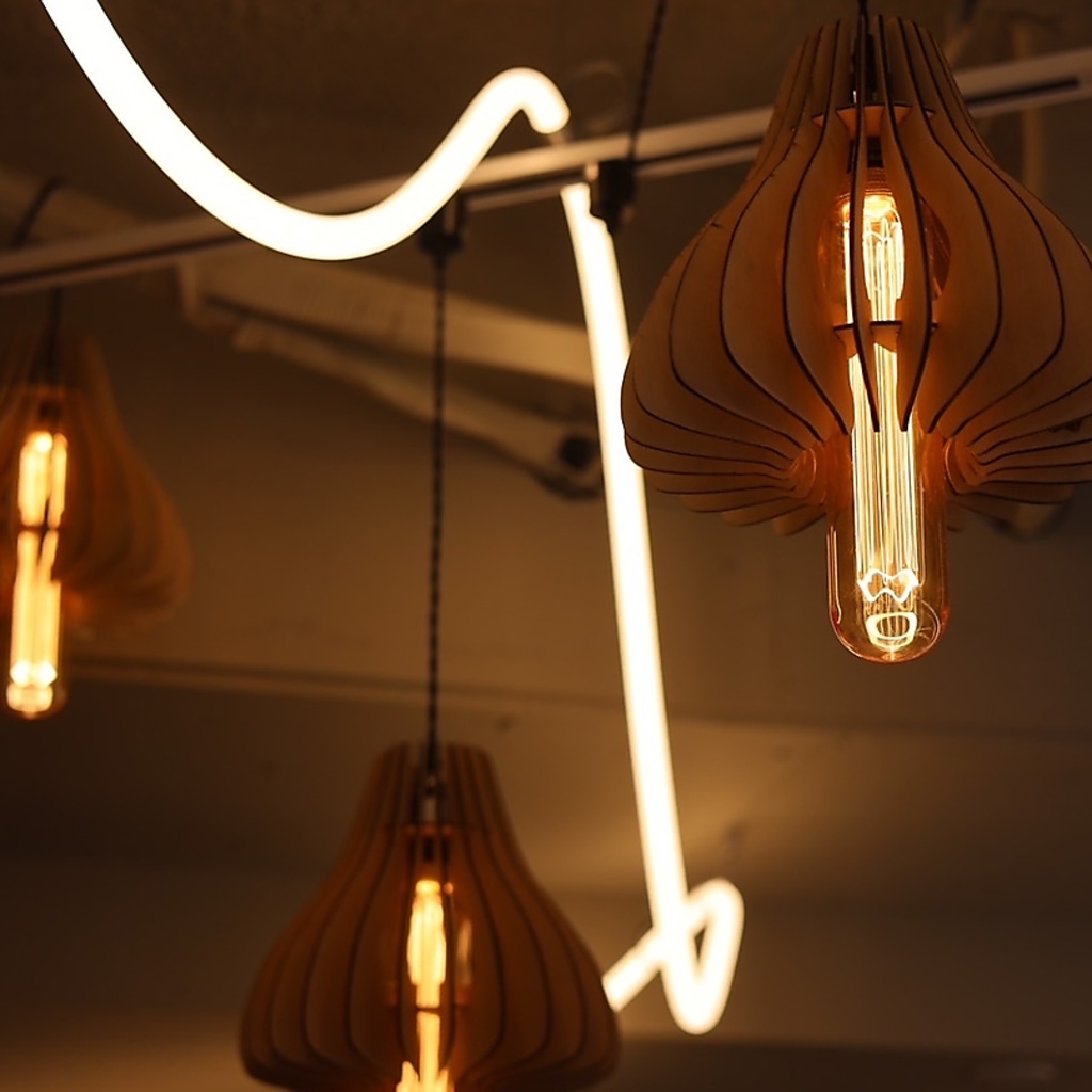 当店はインテリアにもこだわっております。明るくてかわいい照明がお食事をより華やかにしてくれます