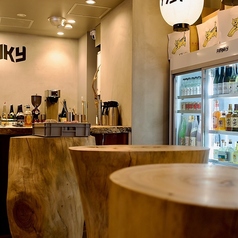 カウンター席のほか立ち飲み席もございます。フレンドリーな雰囲気でカジュアルにお酒をお楽しみください♪