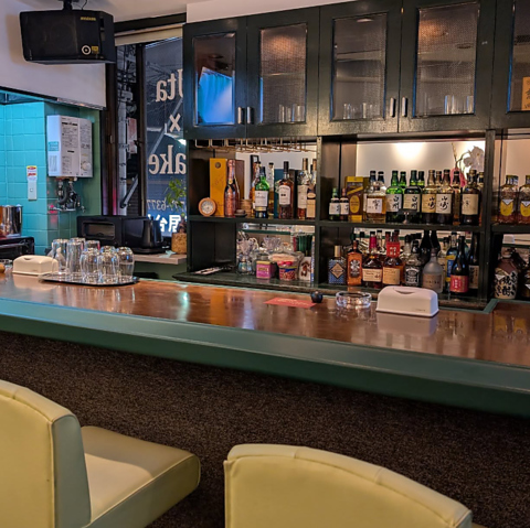  歌とお酒を楽しんでいただける小さな小さなお店です♪